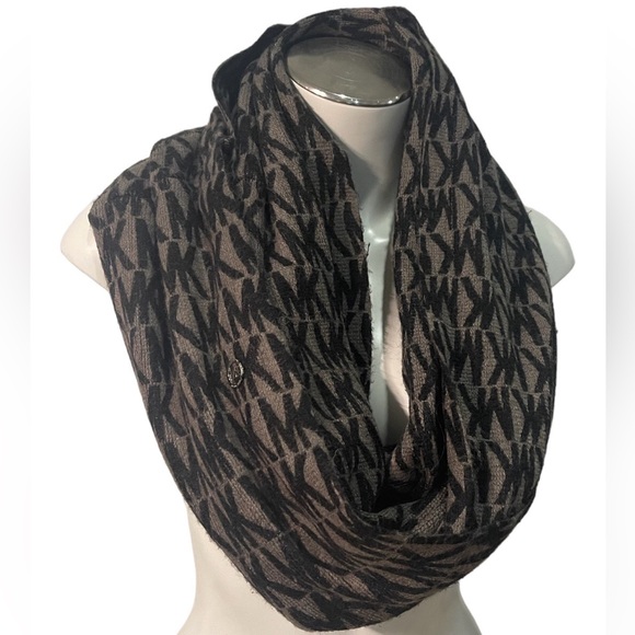 Michael kors logo”MK” blank and gray large scarf - Picture 7 of 12